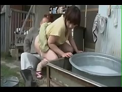 Japanese Porn xxx ญี่ปุ่น ผัวเงี่ยน ขอเมียเย็ดตอนกำลังซักผา เย็ดสดคากระมัง เสร็จแล้วยังไม่พอ เข้าไปเย็ดกันในบ้านต่อ